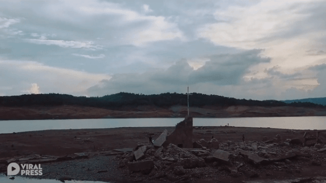 thi tran co 300 nam tuoi chim cach day nua the ky dot nhien noi len giua ho o philippines