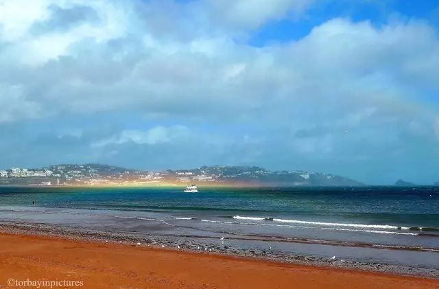 chiem-nguong-cau-vong-phang-tren-bien-cuc-hiem-sau-con-bao-1