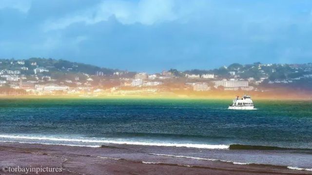 chiem-nguong-cau-vong-phang-tren-bien-cuc-hiem-sau-con-bao-2