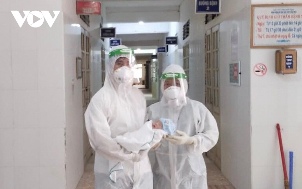 Sau khoảng 1 giờ đồng hồ nỗ lực, ê kíp đã giúp sản phụ “vượt cạn” thành công, hạ sinh một bé trai nặng 2,5 kg.