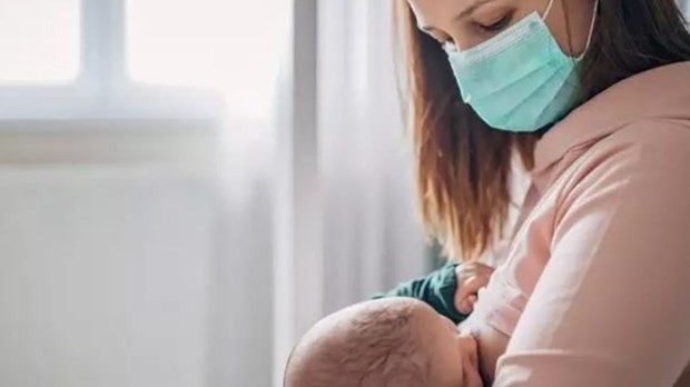 me nhiem covid19 co nen cho con bu