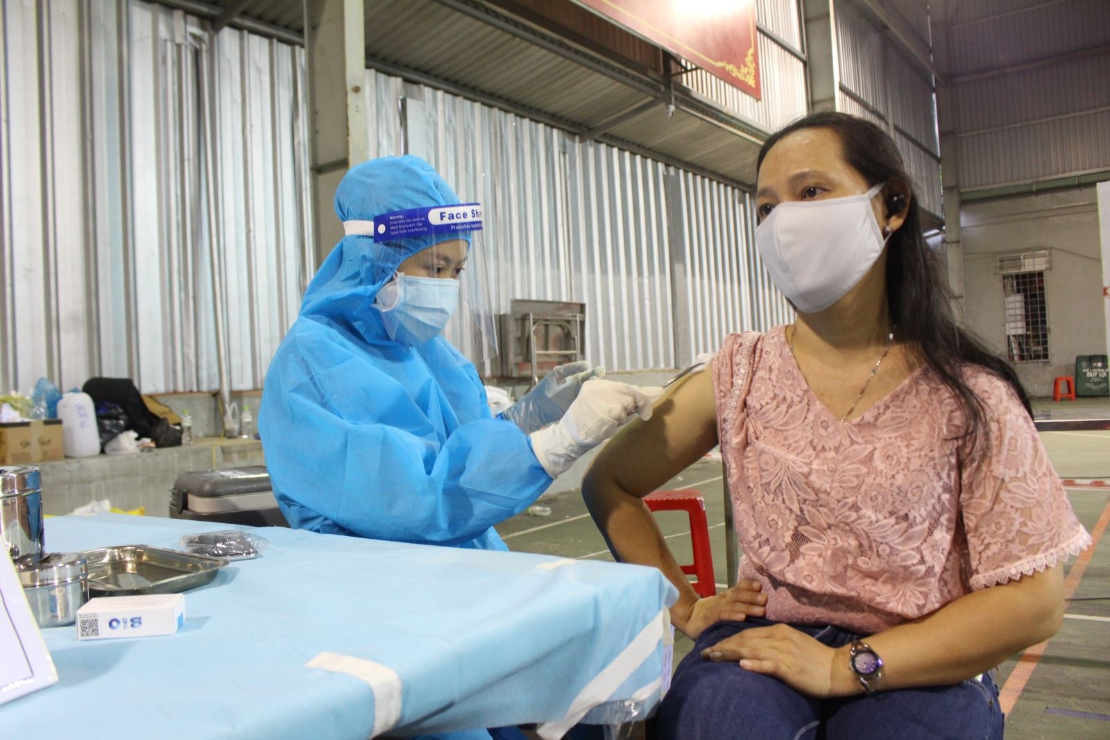 Hình ảnh người dân TP. Hồ Chí Minh trong chiến dịch tiêm chủng vaccine Covid-19