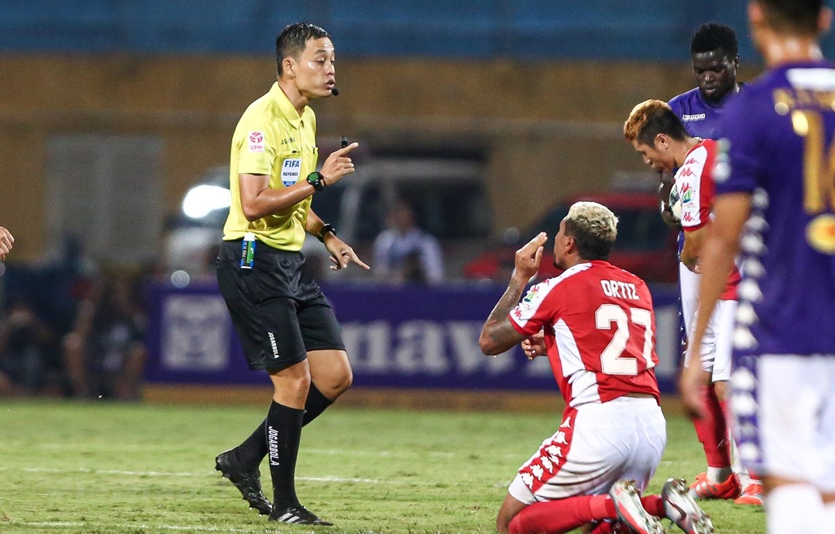 Công tác trọng tài ở V-League vẫn luôn là điểm nóng của bóng đá Việt Nam. (Nguồn: Vietnam+)