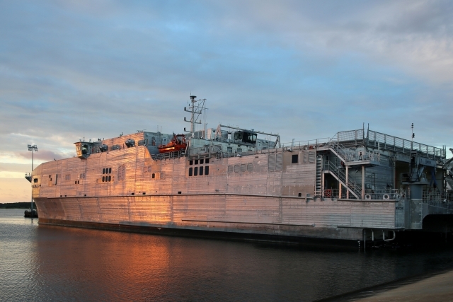 tau van tai vien chinh my usns yuma vao bien den