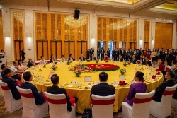 3 cách xếp chỗ ngồi bàn tròn trong chiêu đãi đối ngoại