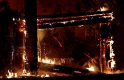 Đang căng mình chống dịch Covid-19, bang California lại phải đối mặt với đám cháy rừng lớn kỷ lục