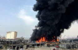 Cận cảnh đám cháy lớn tại cảng Beirut, khói đen bốc cao trên bầu trời thủ đô Lebanon