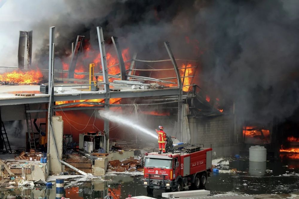 Cận cảnh đám cháy lớn tại cảng Beirut, khói đen bốc cao trên bầu trời thủ đô Lebanon