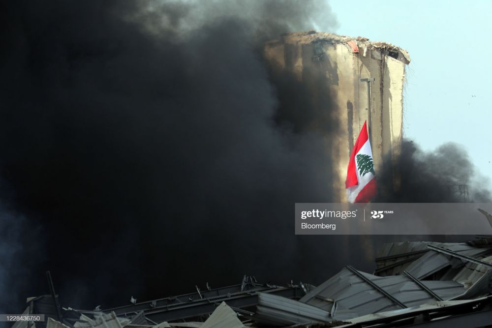 Cận cảnh đám cháy lớn tại cảng Beirut, khói đen bốc cao trên bầu trời thủ đô Lebanon