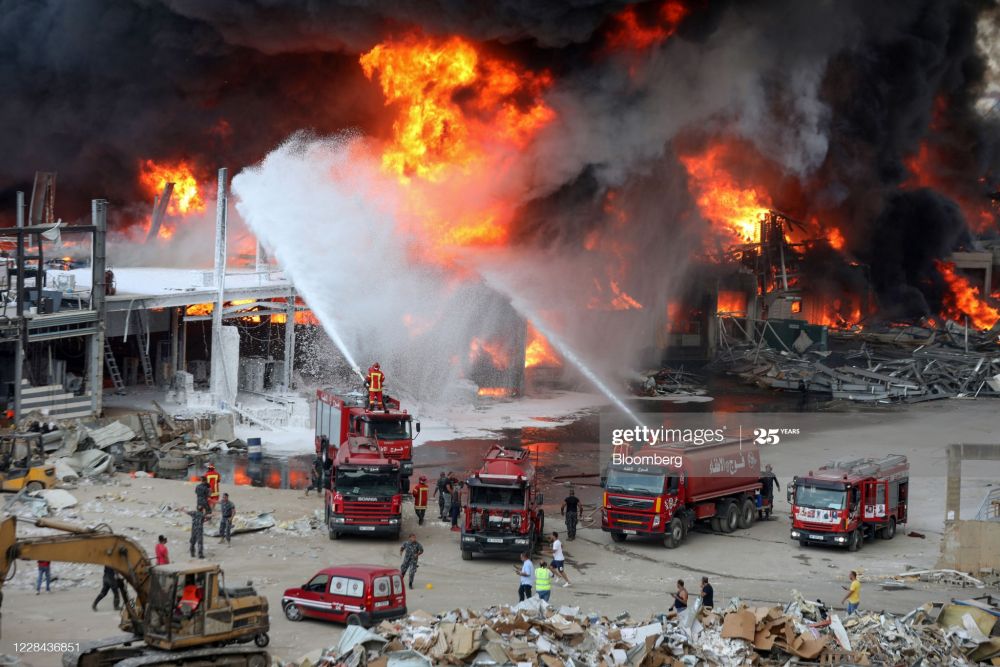 Cận cảnh đám cháy lớn tại cảng Beirut, khói đen bốc cao trên bầu trời thủ đô Lebanon