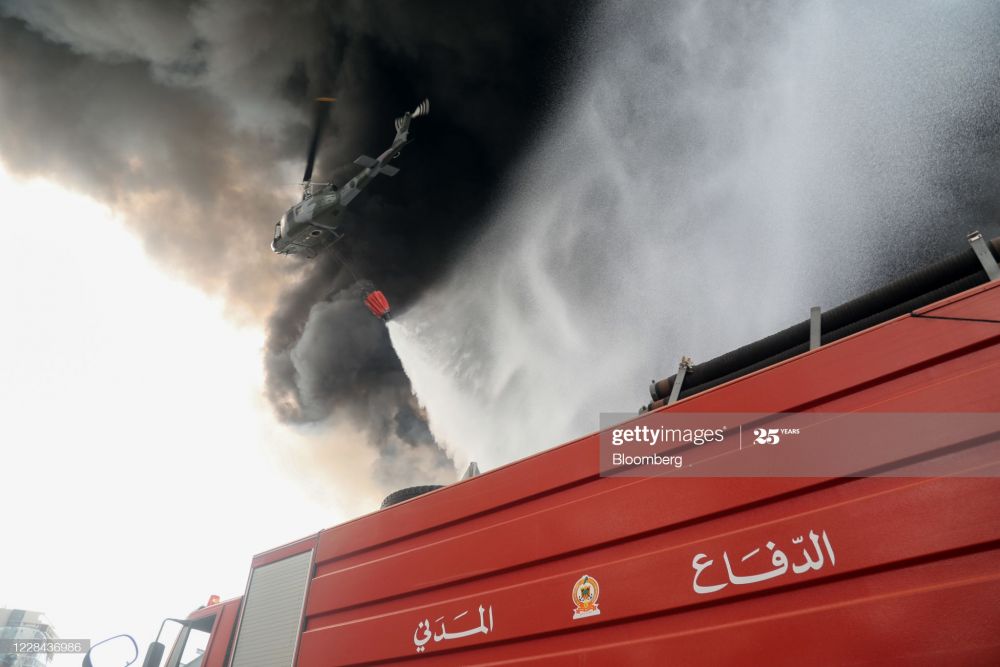Cận cảnh đám cháy lớn tại cảng Beirut, khói đen bốc cao trên bầu trời thủ đô Lebanon