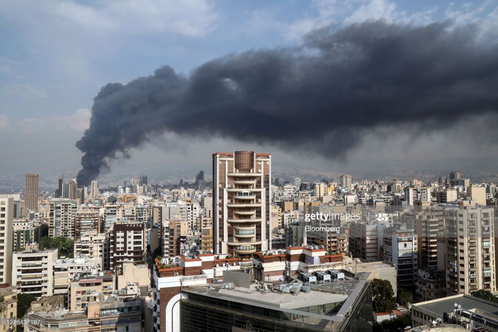 Cận cảnh đám cháy lớn tại cảng Beirut, khói đen bốc cao trên bầu trời thủ đô Lebanon
