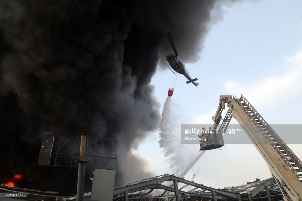 Cận cảnh đám cháy lớn tại cảng Beirut, khói đen bốc cao trên bầu trời thủ đô Lebanon