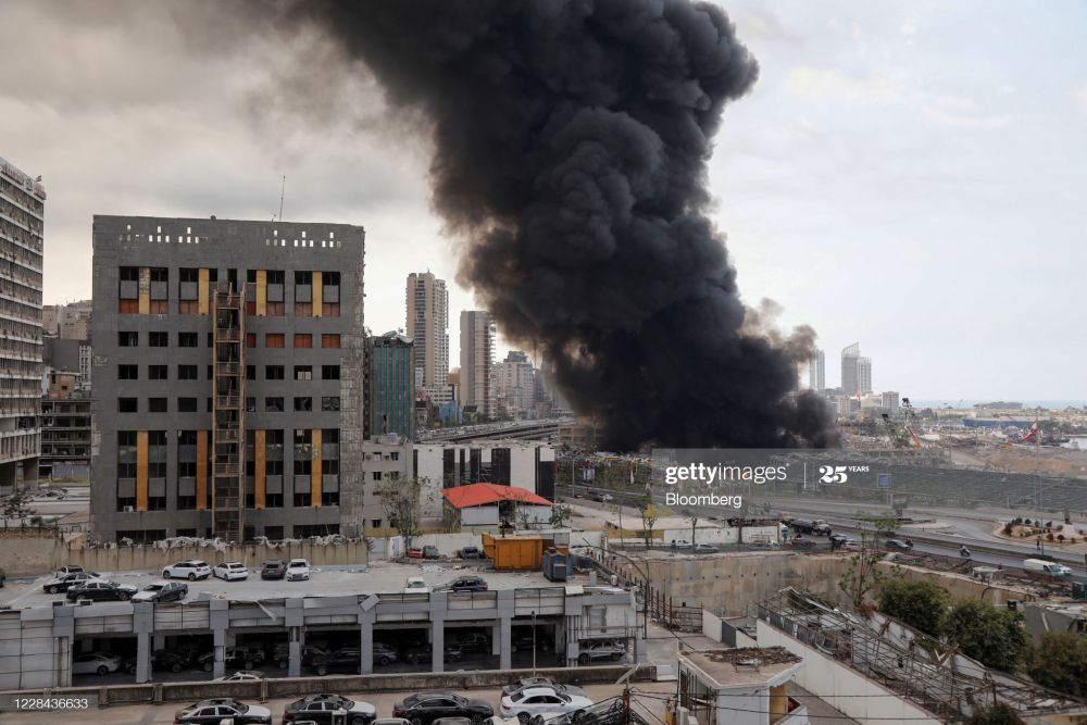 Cận cảnh đám cháy lớn tại cảng Beirut, khói đen bốc cao trên bầu trời thủ đô Lebanon
