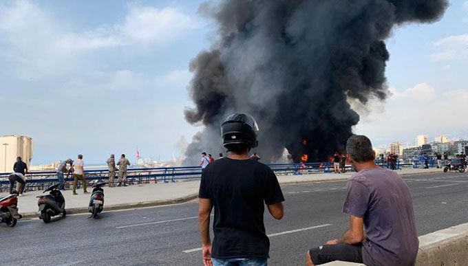 hinh-anh-ngun-ngut-khoi-lua-tai-cang-beirut-nan-nhan-cua-vu-no-kinh-hoang-hom-48