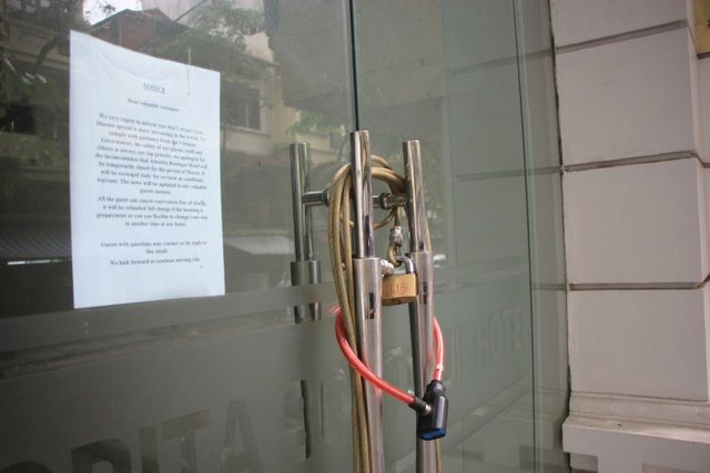 Những tờ giấy thông báo tạm dừng hoạt động được dán trước cửa các khách sạn. Dịch Covid-19: Vắng khách quốc tế, gia sản trăm tỷ trên phố cổ Hà Nội 'đóng cửa, phủ bụi'