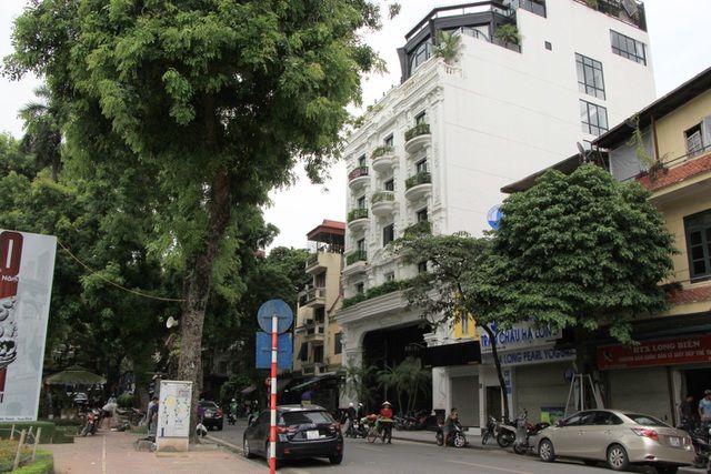 Nhiều khách sạn lớn, nằm ở vị trí đắc địa vẫn đóng cửa im lìm. Dịch Covid-19: Vắng khách quốc tế, gia sản trăm tỷ trên phố cổ Hà Nội 'đóng cửa, phủ bụi'