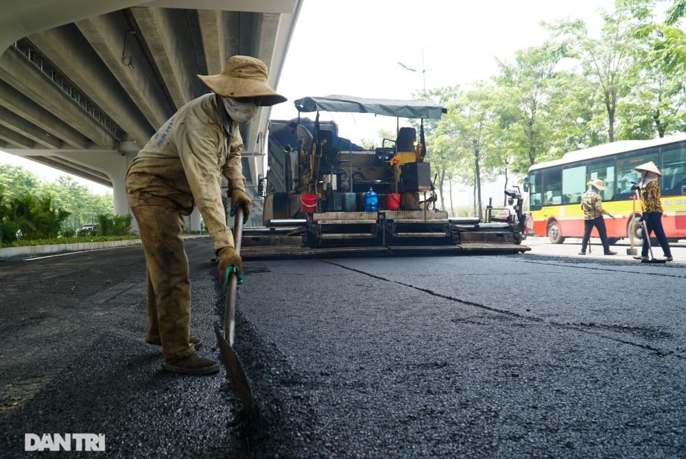 Cận cảnh đường 12 làn xe sắp thông tuyến nằm trên đường vành đai 3 tại Hà Nội