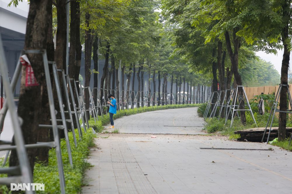 Cận cảnh đường 12 làn xe sắp thông tuyến nằm trên đường vành đai 3 tại Hà Nội