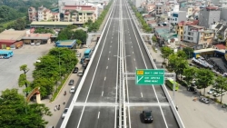 Cận cảnh đường 12 làn xe sắp thông tuyến nằm trên đường vành đai 3 tại Hà Nội