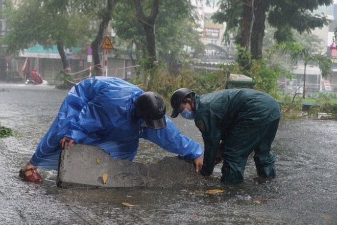 Bão số 5 gây mưa lớn, gió giật và ngập úng nặng ở Đà Nẵng