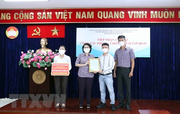 Bà Tô Thị Bích Châu, Chủ tịch Ủy ban Mặt trận Tổ quốc Việt Nam Thành phố Hồ Chí Minh tiếp nhận tượng trưng 50 máy tạo oxy do Công ty TNHH Thương mại Cao Đại Tín (HaKaWa) trao tặng. (Ảnh: Xuân Khu/TTXVN)