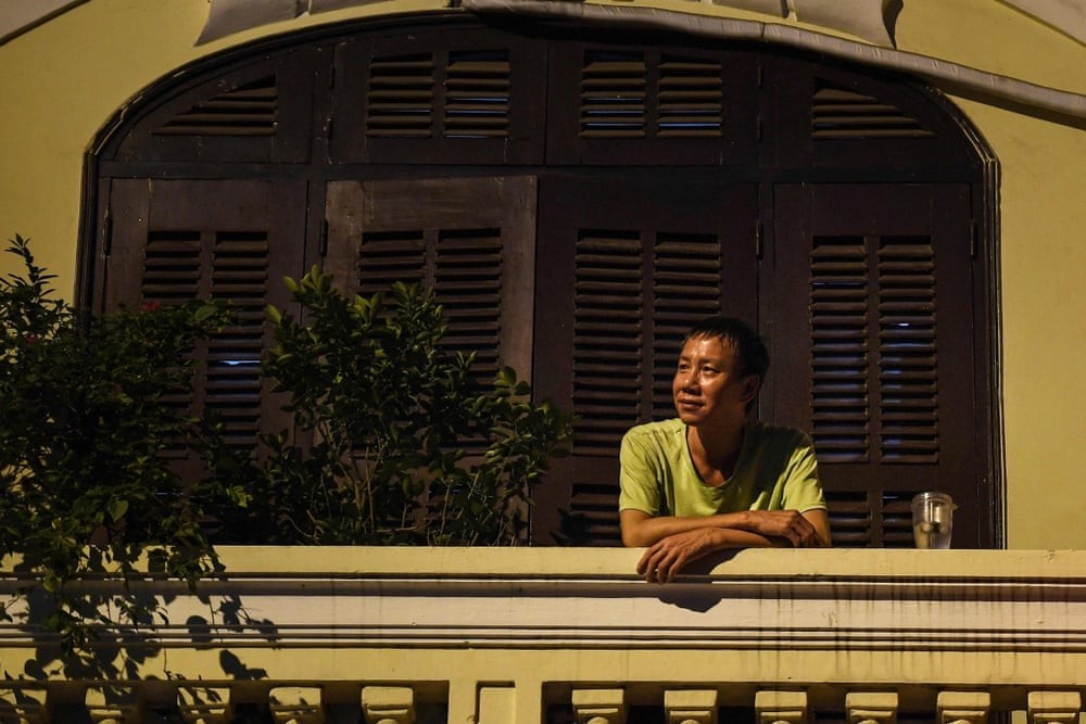 Báo Anh:  Những ngày sống sau rào chắn và trên ban công trong thời gian giãn cách ở Hà Nội