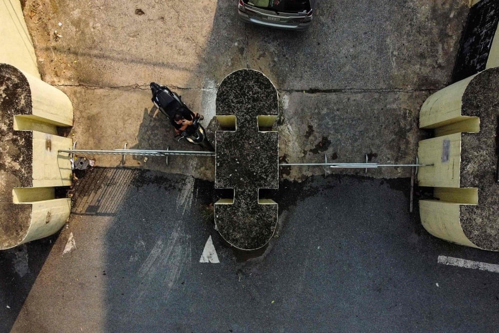 Báo Anh:  Những ngày sống sau rào chắn và trên ban công trong thời gian giãn cách ở Hà Nội