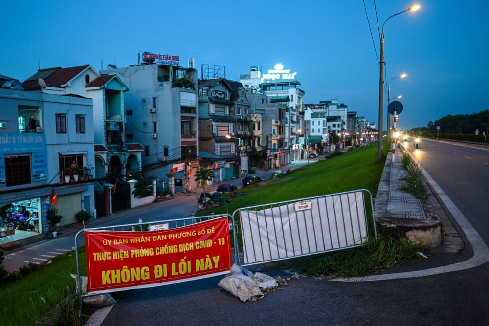 Báo Anh:  Những ngày sống sau rào chắn và trên ban công trong thời gian giãn cách ở Hà Nội