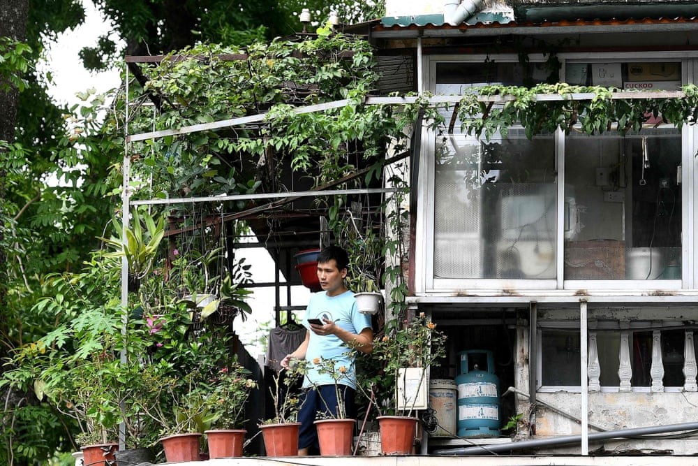 Báo Anh:  Những ngày sống sau rào chắn và trên ban công trong thời gian giãn cách ở Hà Nội