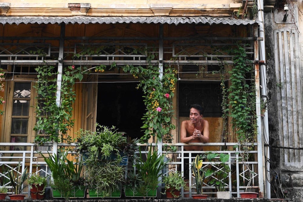 Báo Anh:  Những ngày sống sau rào chắn và trên ban công trong thời gian giãn cách ở Hà Nội