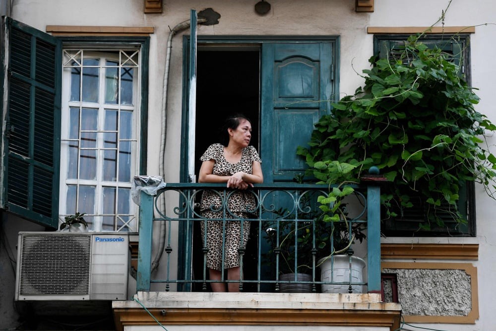 Báo Anh:  Những ngày sống sau rào chắn và trên ban công trong thời gian giãn cách ở Hà Nội