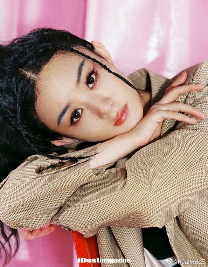 Không còn là một cô gái ngoan hiền, trong trẻo, Triệu Lệ Dĩnh hiện tại chịu khó làm mới mình, sẵn sàng thử thách với phong cách gợi cảm. (Nguồn: Sohu)