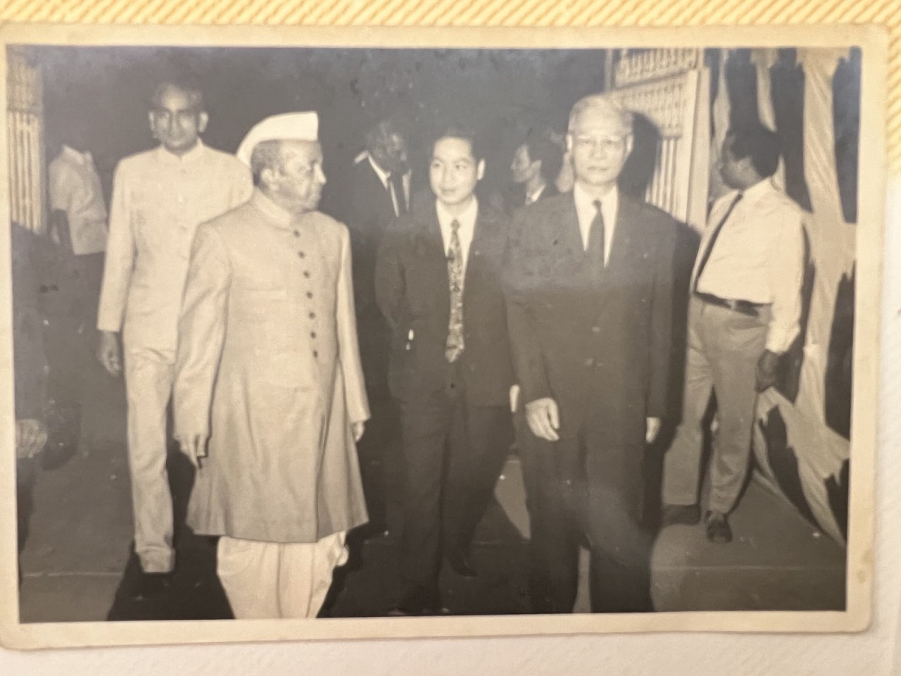 Ông Vũ Quang Diệm đi dịch cho đoàn. Ông Vũ Quang Diệm đi dịch cho đoàn.