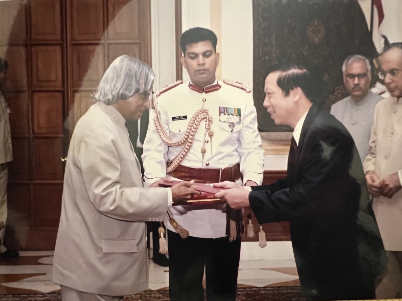 Đại sứ Vũ Quang Diệm trình quốc thư lên Tổng thống Ấn Độ A. P. J. Abdul Kalam năm 2006. Đại sứ Vũ Quang Diệm trình quốc thư lên Tổng thống Ấn Độ A. P. J. Abdul Kalam năm 2006.