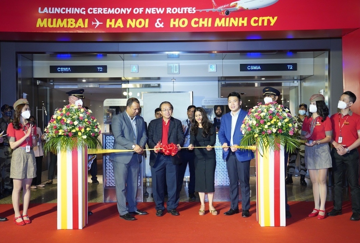 Tổng Lãnh sự quán Việt Nam tại Mumbai (ngoài cùng, phải) và ông Đỗ Xuân Quang - Phó tổng giám đốc Vietjet (thứ hai từ trái sang) thực hiện nghi thức khai trương đường bay kết nối Hà Nội, TP HCM đi Mumbai. (Nguồn: Vietjet) Tổng Lãnh sự quán Việt Nam tại Mumbai (ngoài cùng, phải) và ông Đỗ Xuân Quang - Phó tổng giám đốc Vietjet (thứ hai từ trái sang) thực hiện nghi thức khai trương đường bay kết nối Hà Nội, TP HCM đi Mumbai. (Nguồn: Vietjet)