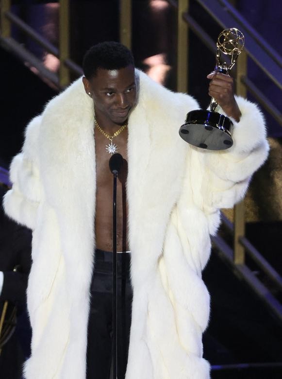 Những khoảnh khắc 'vàng' tại lễ trao giải Emmy 2022 Những khoảnh khắc 'vàng' tại lễ trao giải Emmy 2022