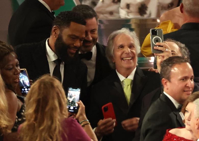 Những khoảnh khắc 'vàng' tại lễ trao giải Emmy 2022 Những khoảnh khắc 'vàng' tại lễ trao giải Emmy 2022