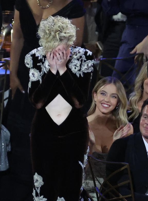 Những khoảnh khắc 'vàng' tại lễ trao giải Emmy 2022 Những khoảnh khắc 'vàng' tại lễ trao giải Emmy 2022