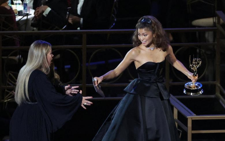 Những khoảnh khắc 'vàng' tại lễ trao giải Emmy 2022 Những khoảnh khắc 'vàng' tại lễ trao giải Emmy 2022