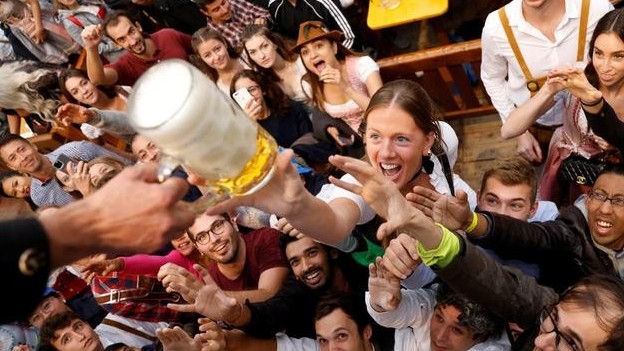 Lễ hội bia Oktoberfest ‘rầm rộ’ trở lại sau hai năm gián đoạn do dịch Covid-19