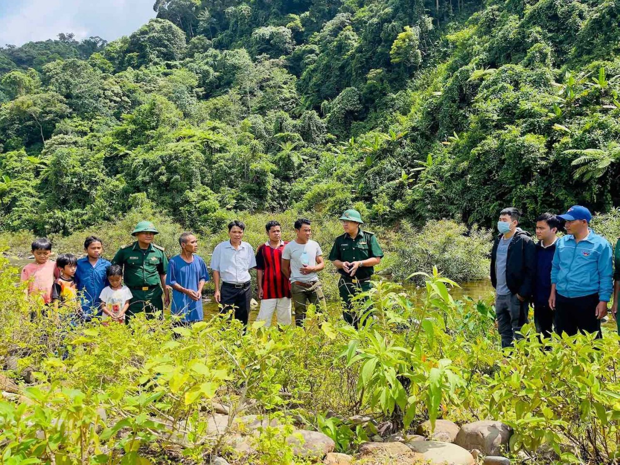 Bộ đội biên phòng Hướng Lập, Quảng Trị hỗ trợ người dân ứng phó với bão Noru