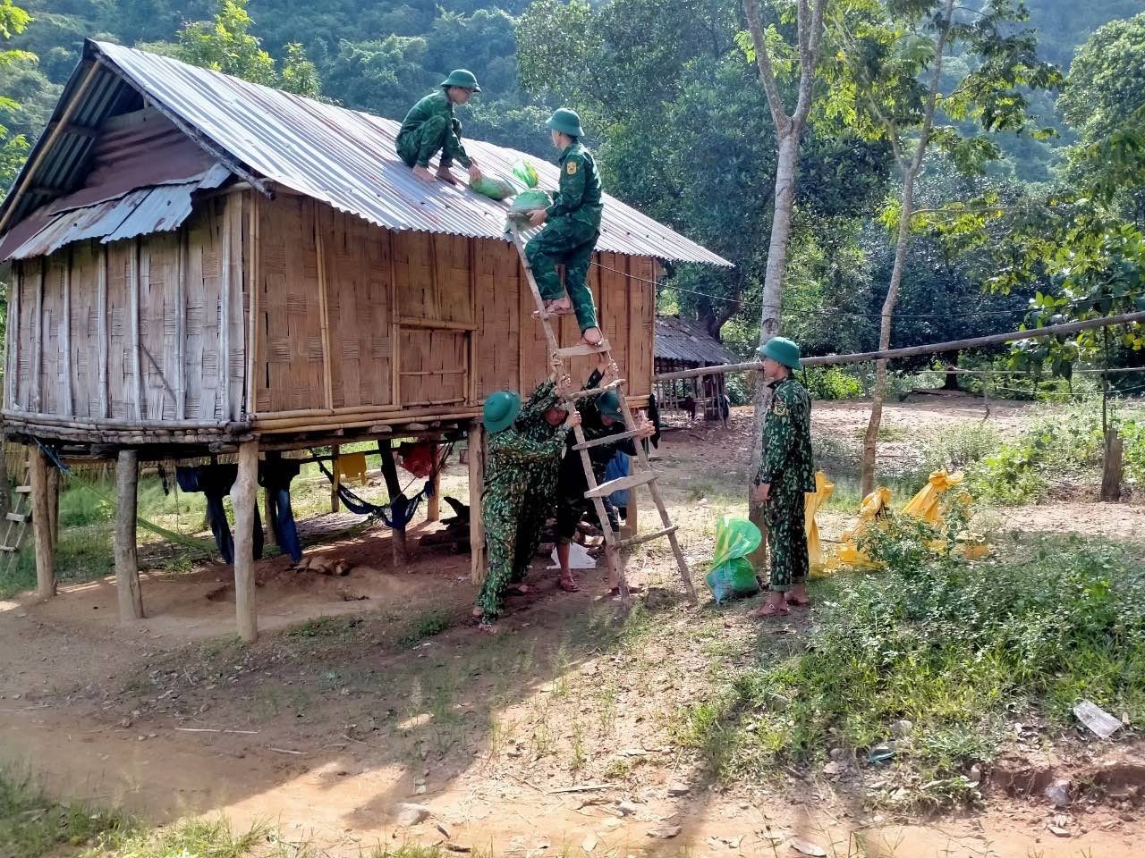 Bộ đội biên phòng Hướng Lập, Quảng Trị hỗ trợ người dân ứng phó với bão Noru