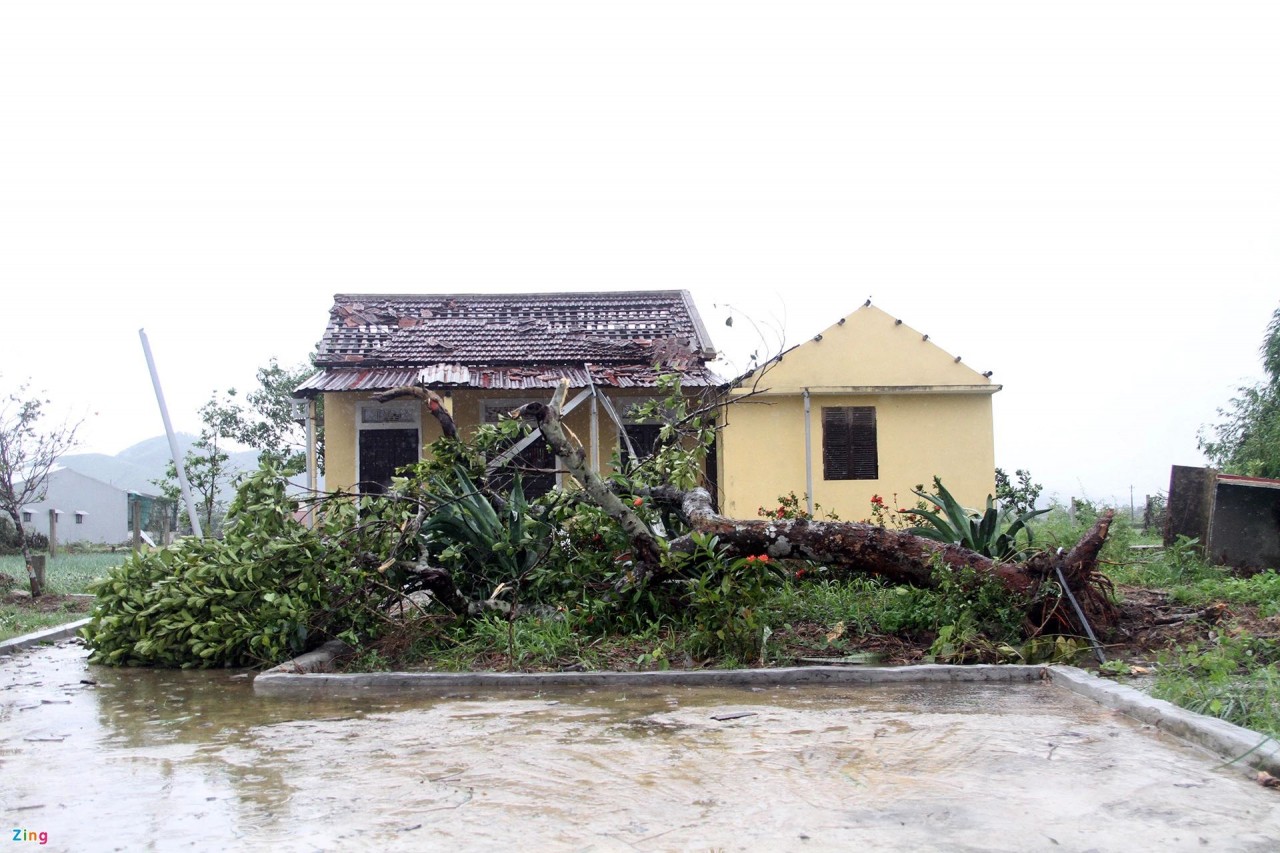 Sức tàn phá 'khủng khiếp' khi bão Noru càn quét miền Trung Sức tàn phá 'khủng khiếp' khi bão Noru càn quét miền Trung