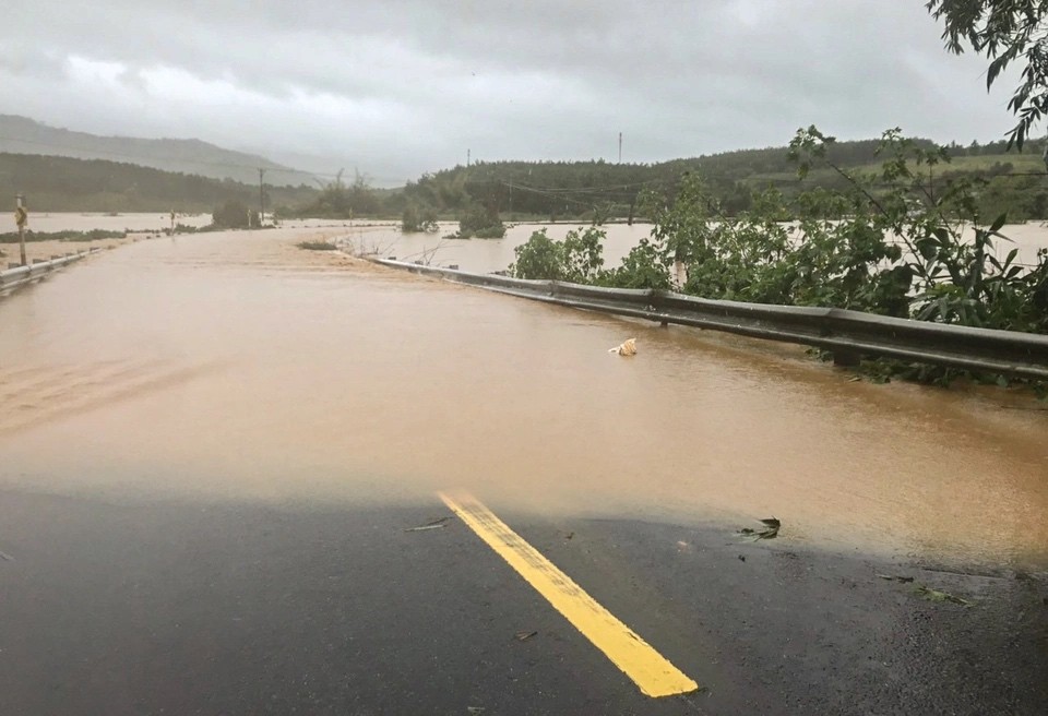 Sức tàn phá 'khủng khiếp' khi bão Noru càn quét miền Trung Sức tàn phá 'khủng khiếp' khi bão Noru càn quét miền Trung