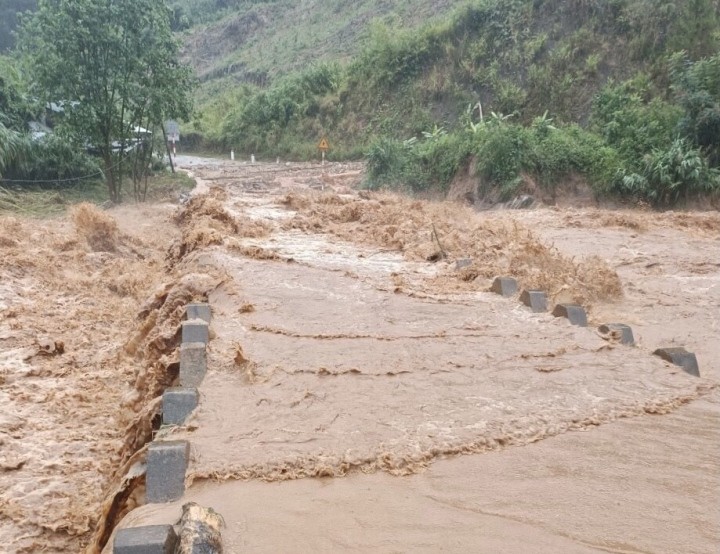 Sức tàn phá 'khủng khiếp' khi bão Noru càn quét miền Trung Sức tàn phá 'khủng khiếp' khi bão Noru càn quét miền Trung