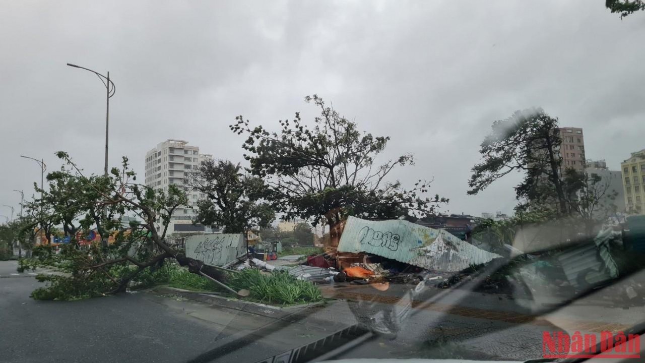 Sức tàn phá 'khủng khiếp' khi bão Noru càn quét miền Trung Sức tàn phá 'khủng khiếp' khi bão Noru càn quét miền Trung