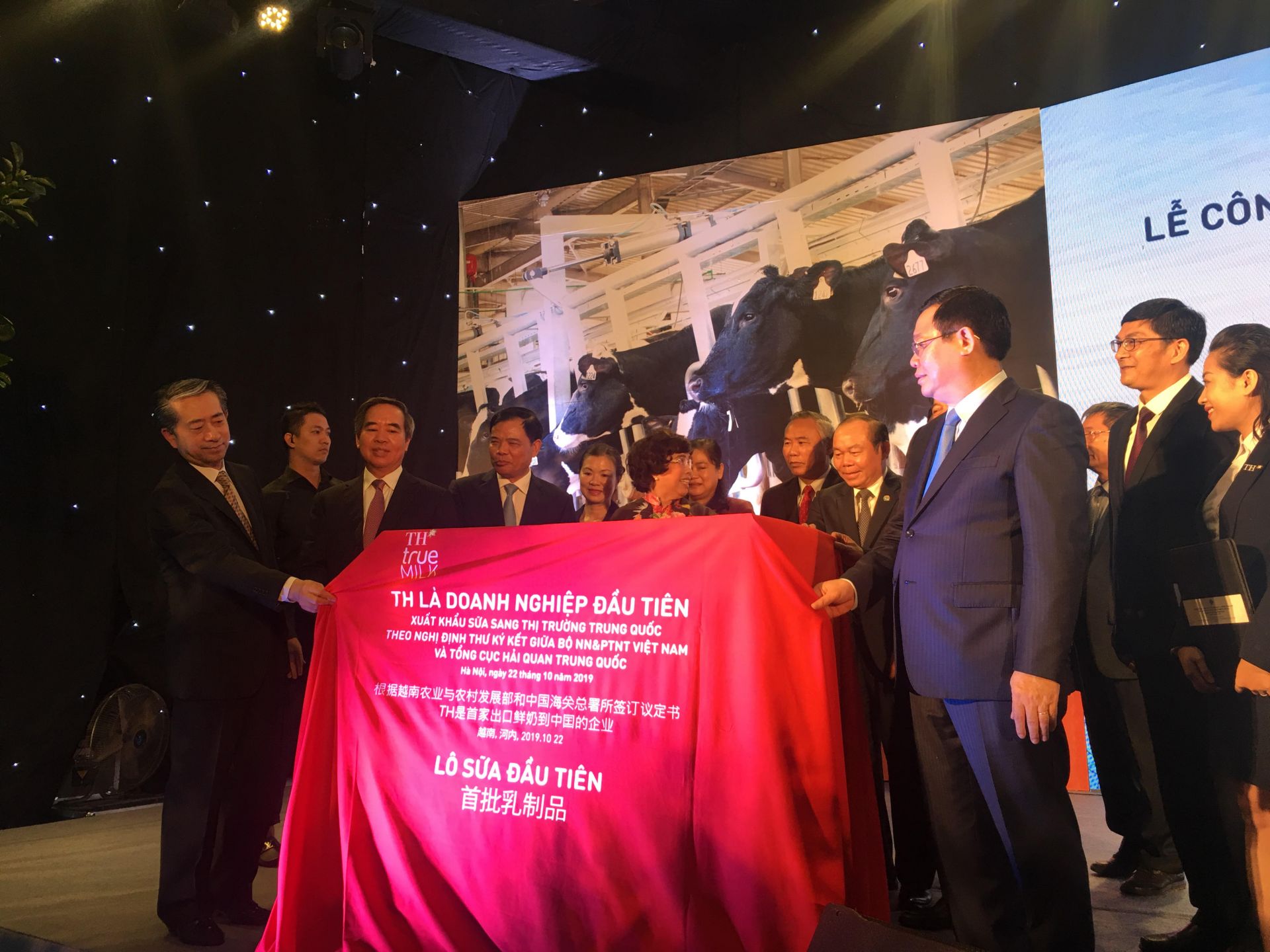 lan dau tien san pham sua tuoi cua viet nam xuat khau sang thi truong trung quoc