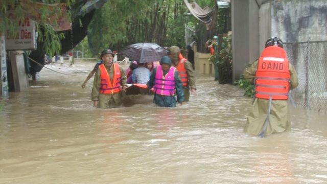 Nước sông Hương gần tràn bờ, Thừa Thiên Huế khẩn trương đối phó với tình trạng mưa lũ