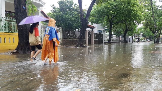 Nước sông Hương gần tràn bờ, Thừa Thiên Huế khẩn trương đối phó với tình trạng mưa lũ